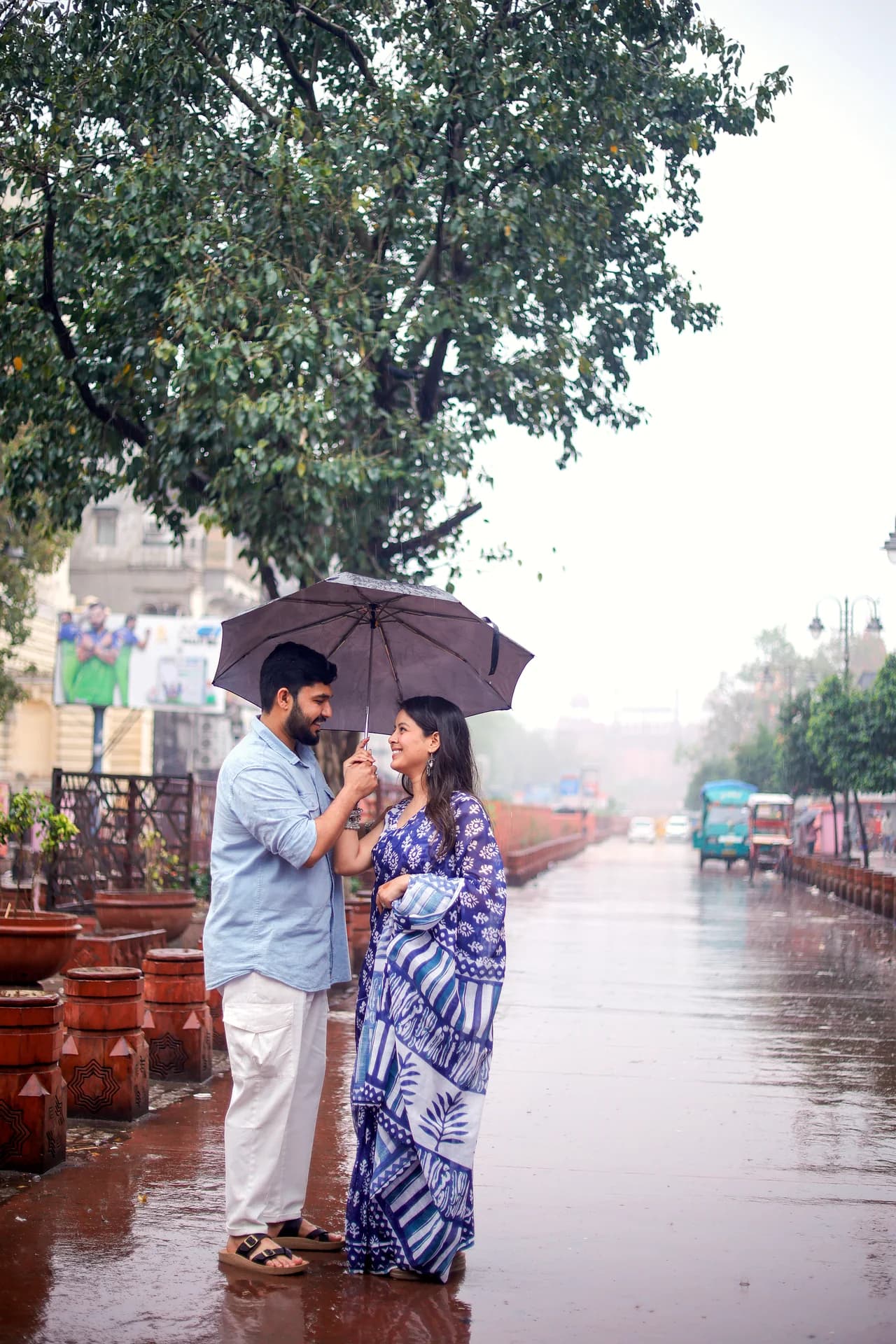 Couple posing against historic architectural archways during outdoor pre-wedding in Delhi (Frame #3)