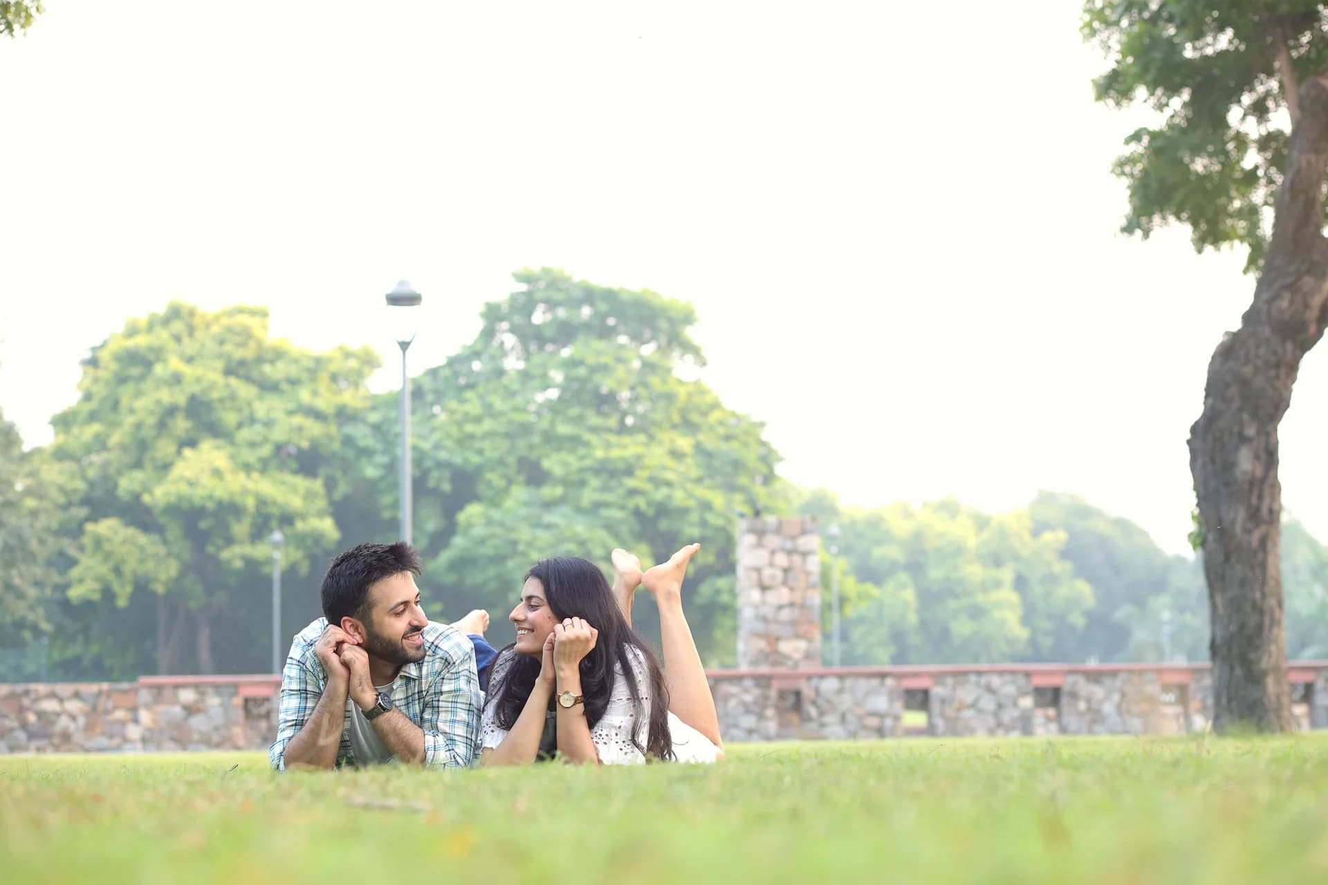 Candid couple laughing together during romantic pre-wedding shoot in Delhi NCR by Sahu Studio (Frame #13)