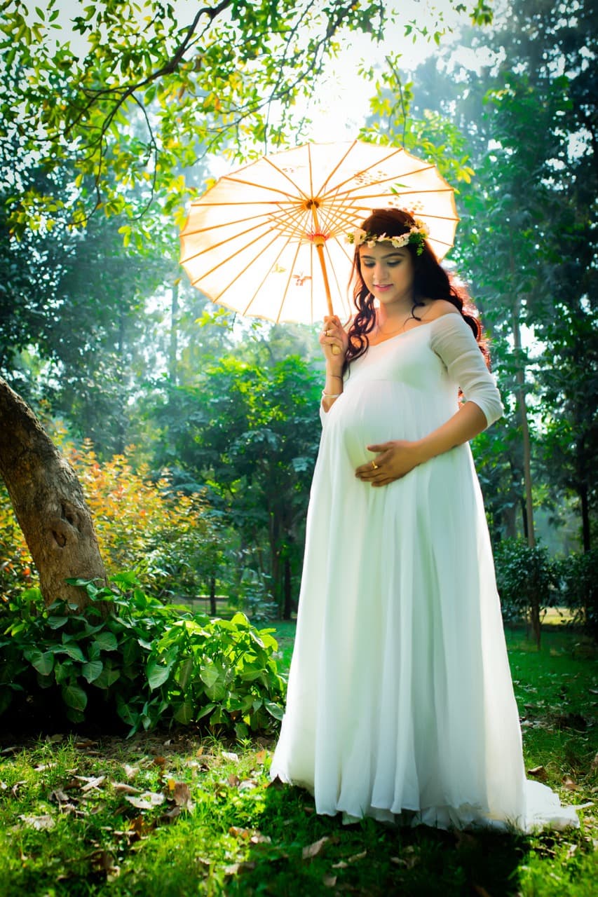 Maternity shoot highlighting baby bump with graceful posing